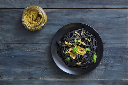 dark background - Black squid ink pasta with basil pesto and fresh basil leaves Foto de stock - Sin royalties Premium, Código: 659-08147984