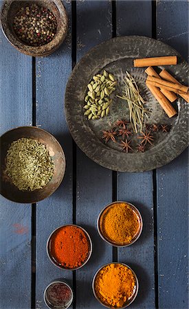 etliche - Various spices in bowls and on a plate Stockbilder - Premium RF Lizenzfrei, Bildnummer: 659-08147987