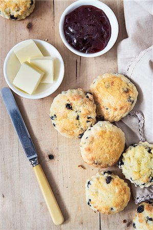 Scones with jam and butter on a wooden table with a cloth Stock Photo - Premium Royalty-Free, Code: 659-08147988