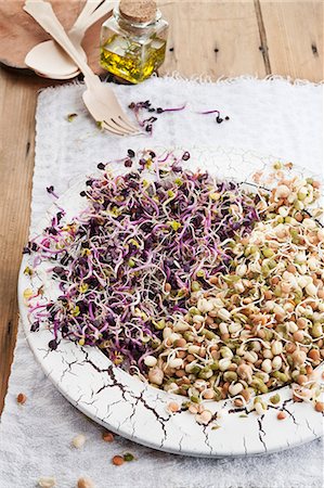 Various bean sprouts on a vintage plate Foto de stock - Sin royalties Premium, Código: 659-08147980