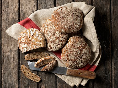 Vinschgau bread on a cloth with a knife Stock Photo - Premium Royalty-Free, Code: 659-08147998