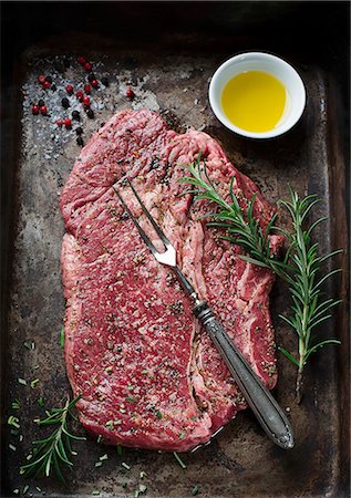 draufsicht - Raw, seasoned beef steak on a baking tray Foto de stock - Sin royalties Premium, Código: 659-08148004