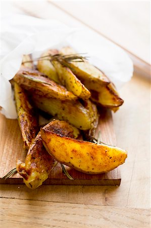 Roasted potato wedges in paper Foto de stock - Sin royalties Premium, Código: 659-08148015