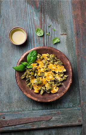 pasta type - Sacchettini (stuffed pasta) in a wooden bowl Stock Photo - Premium Royalty-Free, Code: 659-08148011