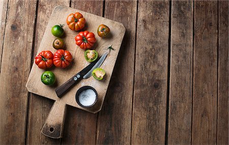 simsearch:659-06373500,k - Various tomatoes on a chopping board with salt and a knife Photographie de stock - Premium Libres de Droits, Code: 659-08148012