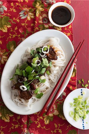 simsearch:659-07610120,k - Teriyaki duck with rice noodles, spring onions and coriander Photographie de stock - Premium Libres de Droits, Code: 659-08148047