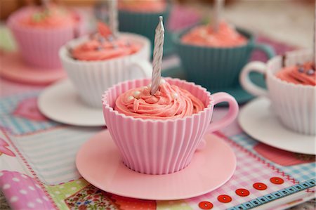simsearch:659-06671386,k - Pink cupcakes with birthday candles served in cups Stock Photo - Premium Royalty-Free, Code: 659-08148049