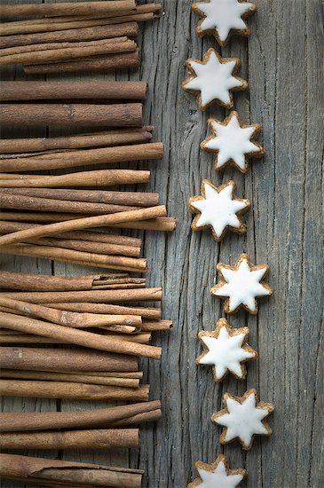 Cinnamon sticks and cinnamon stars on a wooden surface Stock Photo - Premium Royalty-Free, Image code: 659-08148054