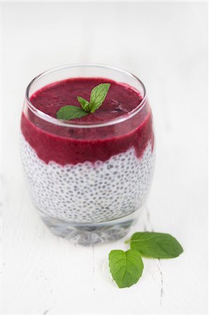 Chia seed pudding with fruit and fresh mint Photographie de stock - Premium Libres de Droits, Code: 659-08148085