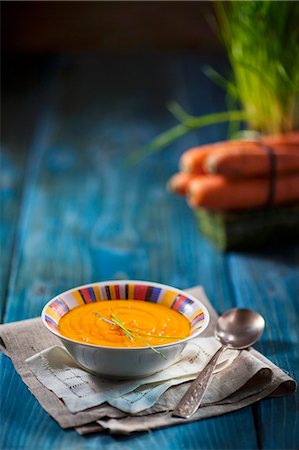 simsearch:659-08940656,k - Carrot soup with chives Photographie de stock - Premium Libres de Droits, Code: 659-08148088