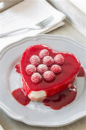 pudding - Semolina tartlets with raspberries Stock Photo - Premium Royalty-Free, Code: 659-08148095