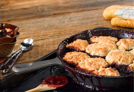 Blackberry cobblers in a pan Photographie de stock - Premium Libres de Droits, Code: 659-08148108