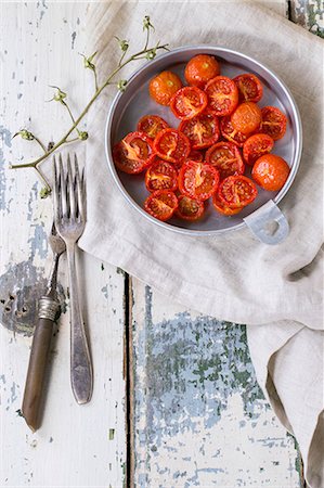shabby chic food - A bowl of baked cherry tomatoes in a bowl on an old wooden table (seen from above) Stock Photo - Premium Royalty-Free, Code: 659-08148137