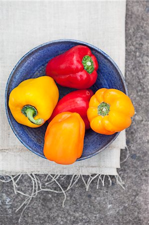 simsearch:659-06188342,k - A bowl of colourful peppers (seen from above) Foto de stock - Sin royalties Premium, Código: 659-08148147