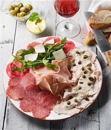 simsearch:659-06373050,k - An Italian appetiser platter featuring Parma ham, Vitello tonnato, Carpaccio, salami, rocket and Parmesan cheese Foto de stock - Sin royalties Premium, Código: 659-08148157