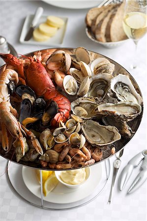 A seafood platter with lobster, oysters, bread, butter and mayonnaise Photographie de stock - Premium Libres de Droits, Code: 659-08148152