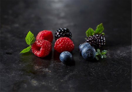 Fresh raspberries, blueberries and blackberries with leaves Photographie de stock - Premium Libres de Droits, Code: 659-08148168
