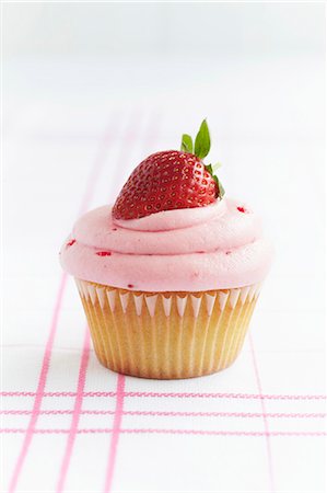 studio shot - A cupcake topped with a strawberry Photographie de stock - Premium Libres de Droits, Code: 659-08148175