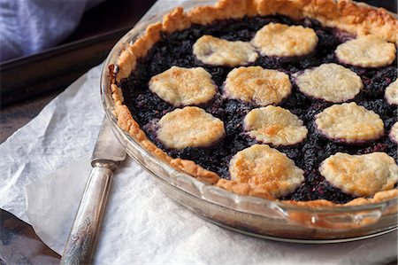 A mulberry pie topped with biscuits Foto de stock - Sin royalties Premium, Código: 659-08148187