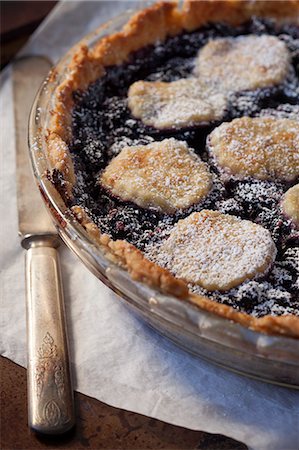 simsearch:659-06307031,k - A mulberry pie with icing sugar topped with biscuits Photographie de stock - Premium Libres de Droits, Code: 659-08148188