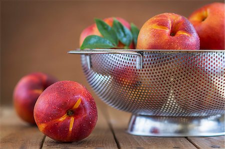 duraznero - Freshly washed nectarines in a colander on a rustic wooden table Photographie de stock - Premium Libres de Droits, Code: 659-08148195