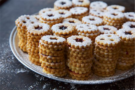 Stacks of jammy shortbread biscuits with icing sugar Stock Photo - Premium Royalty-Free, Code: 659-08148204