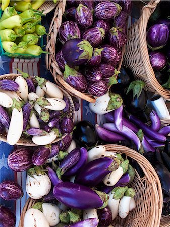 simsearch:659-03526280,k - Baskets of aubergines at a farmers market Foto de stock - Sin royalties Premium, Código: 659-08148208