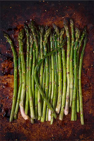 simsearch:659-08148203,k - Fresh asparagus with olive oil and spices on a baking tray Stockbilder - Premium RF Lizenzfrei, Bildnummer: 659-08148201