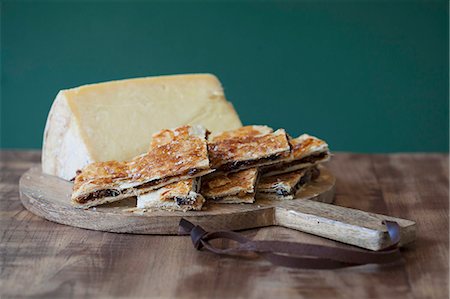 provinzpark - Sheep's cheese and flaky raisin pastries Stockbilder - Premium RF Lizenzfrei, Bildnummer: 659-08148215