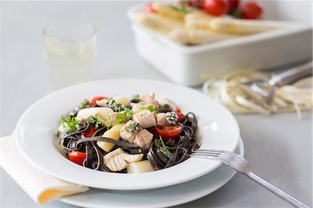 Black tagliatelle with asparagus and zander Foto de stock - Sin royalties Premium, Código: 659-08148227