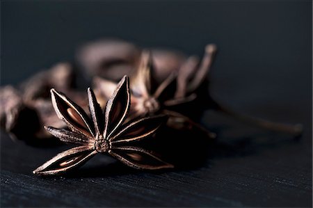 star anise - Star anise on a black wooden table Photographie de stock - Premium Libres de Droits, Code: 659-08148222