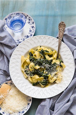 simsearch:659-06151520,k - Tagliatelle with spinach and Parmesan cheese Foto de stock - Sin royalties Premium, Código: 659-08148235