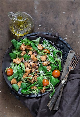 simsearch:659-07610068,k - Lamb's leaf lettuce with chicken, cherry tomatoes and Parmesan cheese Photographie de stock - Premium Libres de Droits, Code: 659-08148237