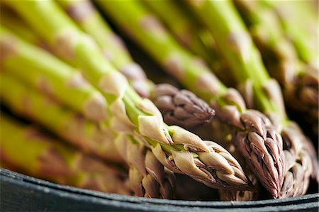 simsearch:659-07027210,k - Green asparagus (close-up) Foto de stock - Royalty Free Premium, Número: 659-08148230