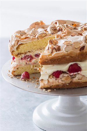 Quick cake made from sponge cake, cream and raspberries with a meringue topping on a cake stand Stock Photo - Premium Royalty-Free, Code: 659-08148231