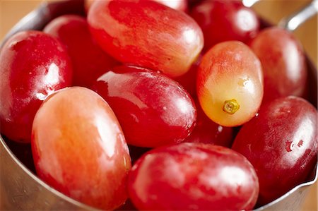 simsearch:659-06184048,k - Red, seedless grapes (close-up) Photographie de stock - Premium Libres de Droits, Code: 659-08418695