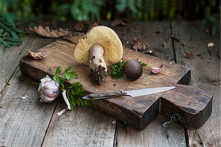 An arrangement of wild mushrooms and garlic Photographie de stock - Premium Libres de Droits, Code: 659-08418699