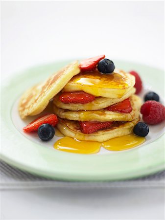 simsearch:659-06154044,k - Pancakes with summer berries and maple syrup Photographie de stock - Premium Libres de Droits, Code: 659-08418692