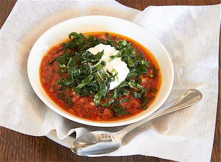 simsearch:659-06903477,k - Pork ragout with wheat grains, spinach and a poached egg Fotografie stock - Premium Royalty-Free, Codice: 659-08418707