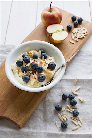 studio shot - Flax seed oil cream with apples, blueberries and slivered almonds Photographie de stock - Premium Libres de Droits, Code: 659-08418708