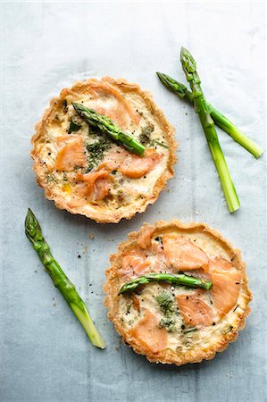 Two asapragus and smoked salmon tartlets with asparagus spears (seen from above) Stock Photo - Premium Royalty-Free, Code: 659-08418716