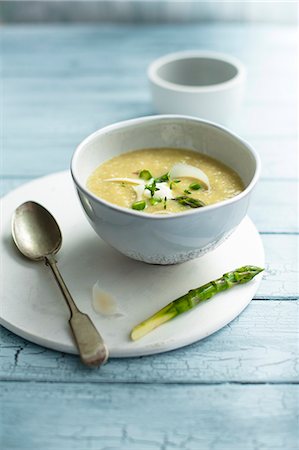 A bowl of asparagus soup with a spoon and an asparagus spear Photographie de stock - Premium Libres de Droits, Code: 659-08418718