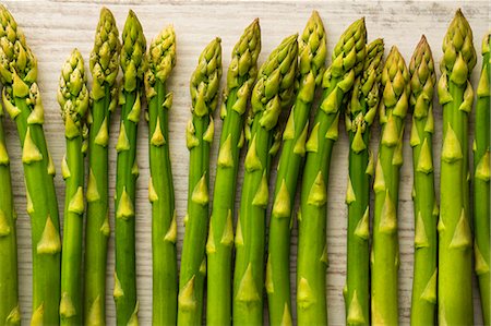 simsearch:659-06373714,k - Green asparagus spears on wooden background Stock Photo - Premium Royalty-Free, Code: 659-08418711