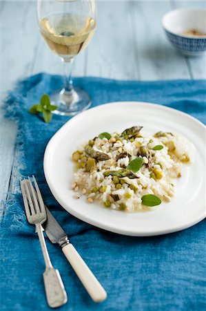 simsearch:659-08418722,k - Asparagus risotto with peas and sage Foto de stock - Sin royalties Premium, Código: 659-08418722