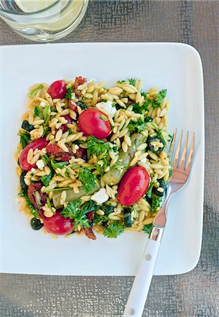 Orzo salad with grape tomatoes, asparagus and parsley Fotografie stock - Premium Royalty-Free, Codice: 659-08418742