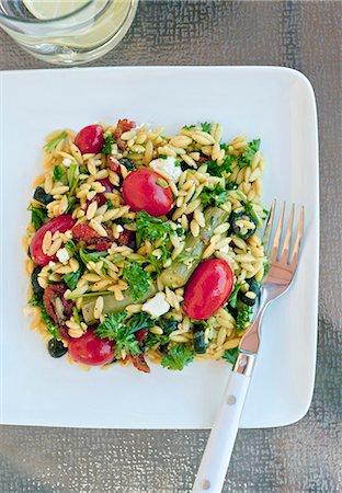 simsearch:659-01852520,k - Orzo salad with grape tomatoes, asparagus and parsley Photographie de stock - Premium Libres de Droits, Code: 659-08418742