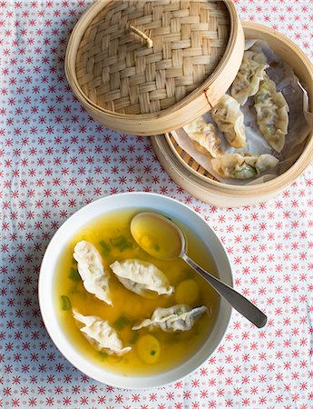 simsearch:659-08905143,k - Clear ginger broth with steamed dumplings (China) Foto de stock - Sin royalties Premium, Código: 659-08418755