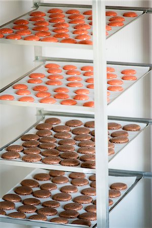 simsearch:659-08940458,k - Macaroons being made: halves drying on baking trays Photographie de stock - Premium Libres de Droits, Code: 659-08418768