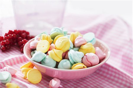 Colourful meringue dots in a pink bowl Photographie de stock - Premium Libres de Droits, Code: 659-08418784