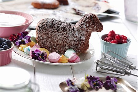 A baked Easter lamb with meringue dots on a serving platter Foto de stock - Sin royalties Premium, Código: 659-08418783